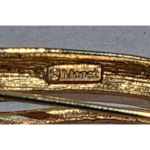 Vintage Signed Monet Cream Enamel Polished Gold Tone Metal Wave Brooch Pin - Picture 4 of 4